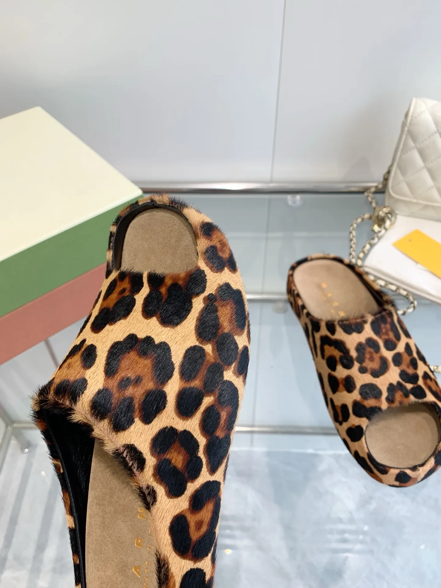 👟👟Ex-factory price 480👟👟 Men's size +10 Marni's new 🍌Banana slippers with mark thread hand-sewn LOGO, high-end style and cute footbed, MARNI's banana slippers are simply a fashion favorite to wear outside the home. You no longer have to worry about odor and foot sweat. Fabric: high mercerized cowhide suede. Lining: imported sheepskin lining. Foot pads: high mercerized cowhide suede. Outsole: Original molded rubber anti-slip outsole Female: 36-40 Male 40-46